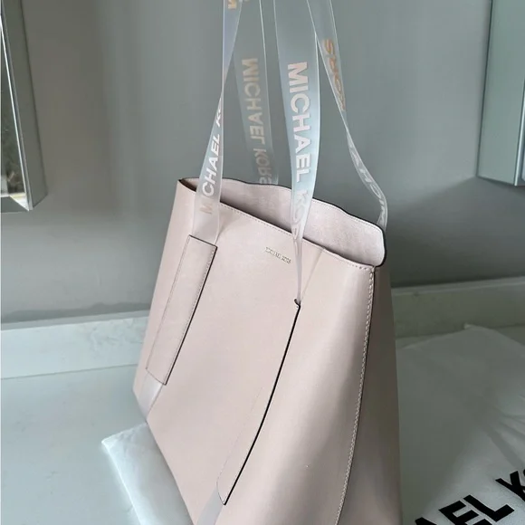 Michael Kors Blush Pink Vegan Leather Tote with Logo Printed Transparent Handles - Picture 5 of 6